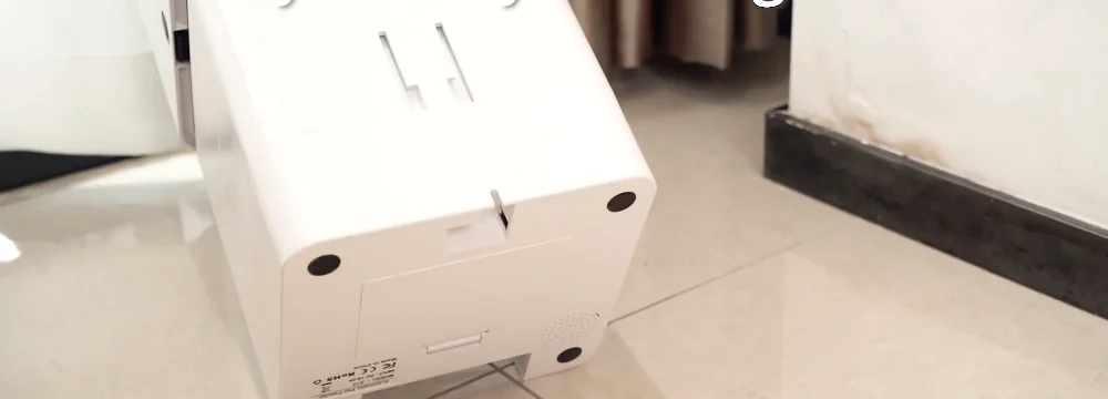 Yakry 8L automatic dog feeder with a camera