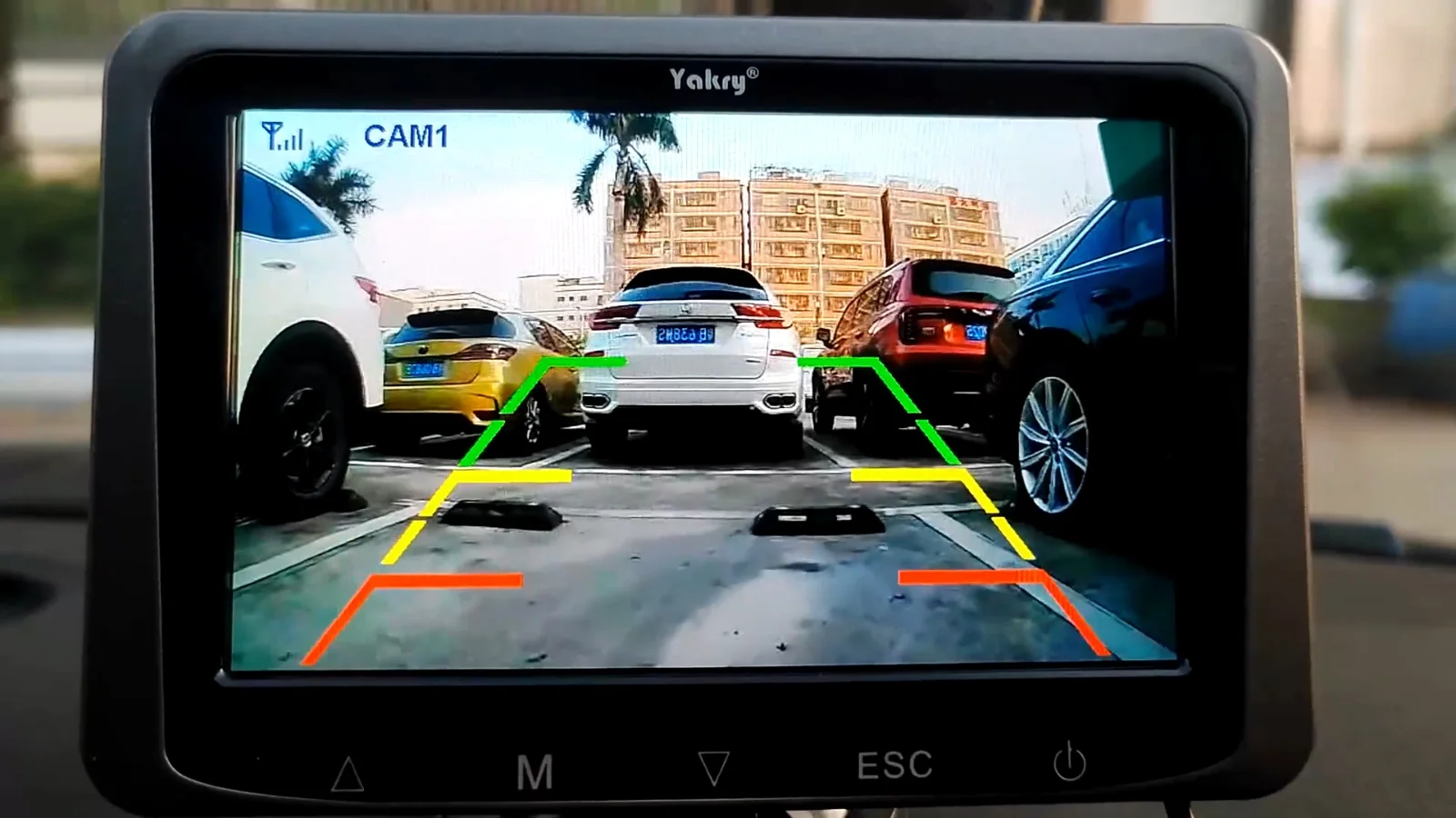 A dash monitor showing the parked cars behind the vehicle
